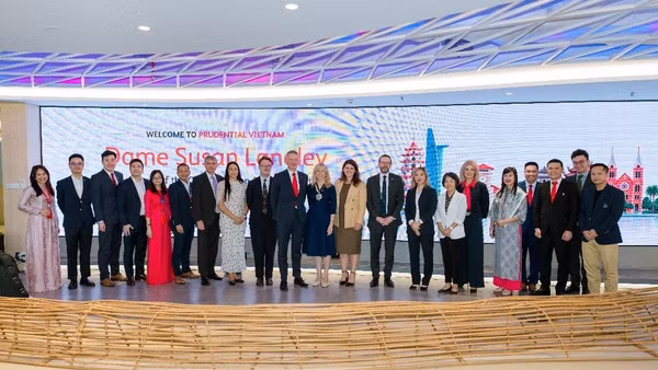 Nữ Thị trưởng Khu Trung tâm Tài chính London Dame Susan Langley đến thăm Văn phòng Prudential Việt Nam. (Ảnh: Prudential)