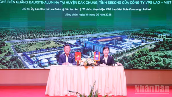 Đại sứ Nguyễn Minh Tâm (bìa trái) và Thứ trưởng, Phó Chủ tịch thường trực Ủy ban Xúc tiến và quản lý đầu tư Lào Phonvanh Outhavong chủ trì hội thảo. (Ảnh: TRỊNH DŨNG)