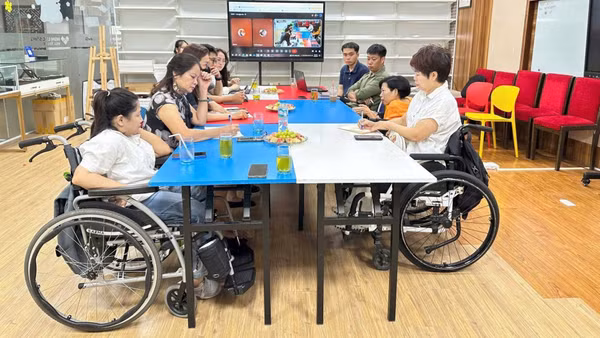 Đào tạo kỹ năng mềm cho người khuyết tật tại Công ty cổ phần Xã Hội Khát Vọng. (Ảnh: KV)