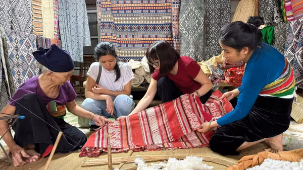 Đại diện Craft Link đồng hành cùng nhóm dệt thổ cẩm gìn giữ nghề thủ công. (Ảnh: CRAFT LINK)