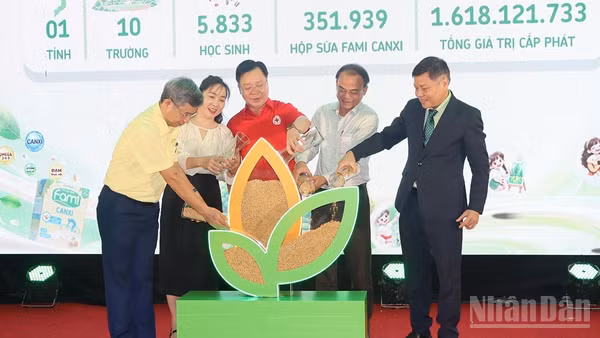 Các đại biểu thực hiện nghi thức khởi động chương trình “Sữa đậu nành học đường” năm học 2026-2027. (Ảnh: HIỂN CỪ)