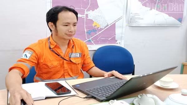 Kỹ sư Dương Văn Đức thay thế chuyên gia nước ngoài làm Giám đốc Vận hành Nhà máy tinh luyện Vonfram Masan. (Ảnh: THẾ BÌNH)