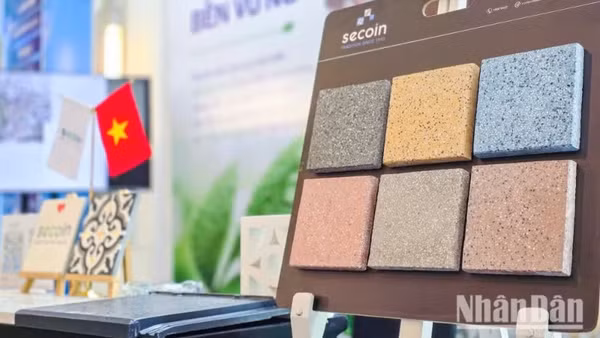 Các doanh nghiệp mang tới sự kiện các giải pháp vật liệu nhẹ và bền vững. (Ảnh: THÙY LINH)