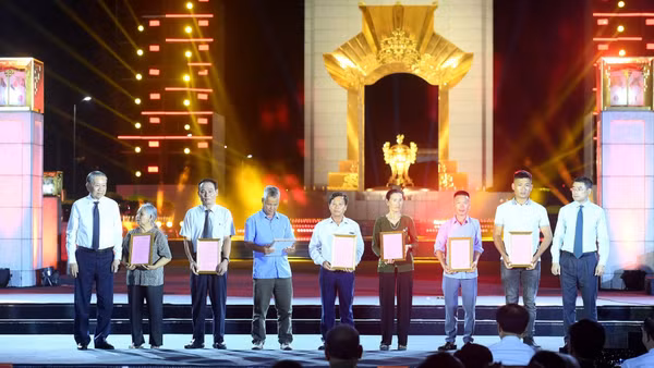 Tổng Bí thư, Chủ tịch nước Tô Lâm và Thủ tướng Lê Minh Hưng trao chứng nhận kết quả giám định ADN cho thân nhân các gia đình liệt sĩ, tại điểm cầu Hà Nội. (Ảnh: ĐĂNG KHOA)