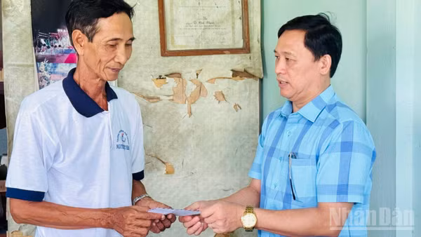 Đồng chí Trần Hoàng Khải, Chủ tịch Ủy ban nhân dân xã Vĩnh Hậu (tỉnh Cà Mau), đến thăm, tặng quà các thương binh, bệnh binh, gia đình liệt sĩ của xã.
