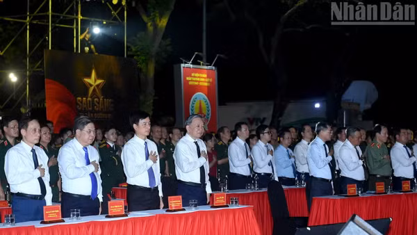Tổng Bí thư, Chủ tịch nước Tô Lâm, Thủ tướng Lê Minh Hưng và các đại biểu dự Chương trình cầu truyền hình "Sao sáng dẫn đường" tại điểm cầu Hà Nội. (Ảnh: ĐĂNG KHOA)