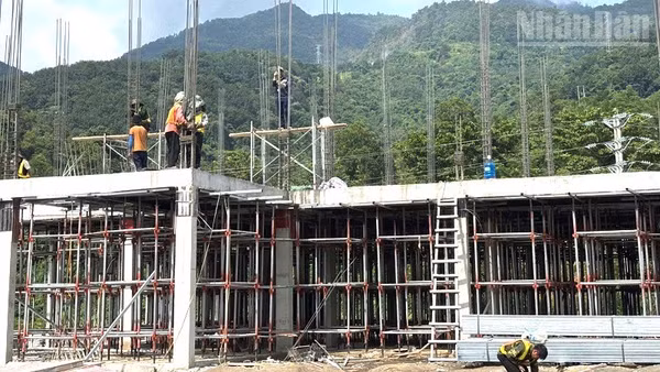 Tranh thủ thời tiết thuận lợi, nhà thầu đang tập trung nhân công đẩy nhanh tiến độ thi công Trường Phổ thông nội trú liên cấp Na Sang, xã Na Sang, tỉnh Điện Biên. (Ảnh: LÊ LAN)