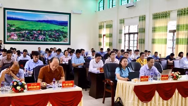 Thành viên Tổ công tác liên ngành tham mưu phương án sắp xếp cơ sở giáo dục tỉnh Điện Biên, họp bàn thống nhất phương án sắp xếp các cơ sở giáo dục.
