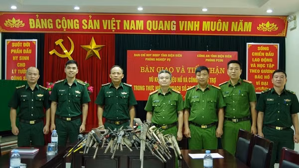 Đại diện hai đơn vị chứng kiến việc bàn giao và tiếp nhận 39 khẩu súng các loại. (Ảnh: ANH DŨNG)