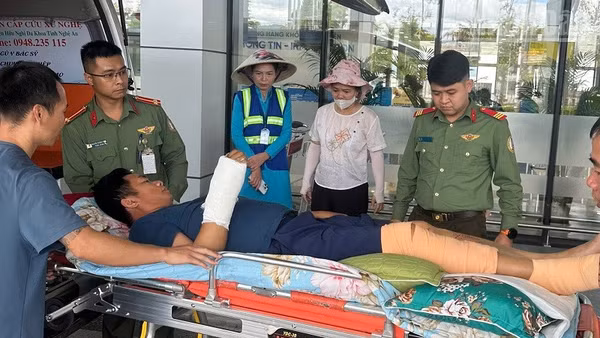 Lực lượng an ninh hàng không tại Điện Biên phối hợp vận chuyển bệnh nhân đến điểm kiểm tra. (Ảnh: LÊ LAN)