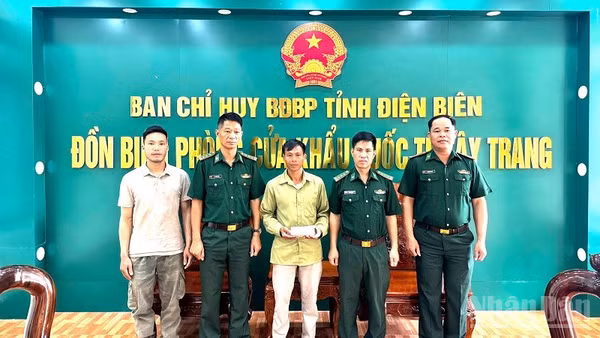 Đại diện lãnh đạo Đồn Biên phòng Cửa khẩu quốc tế Tây Trang chứng kiến Thiếu tá Nông Văn Thiết (người đầu tiên bên phải) trả lại tiền cho người đánh rơi. (Ảnh: LÊ LAN)