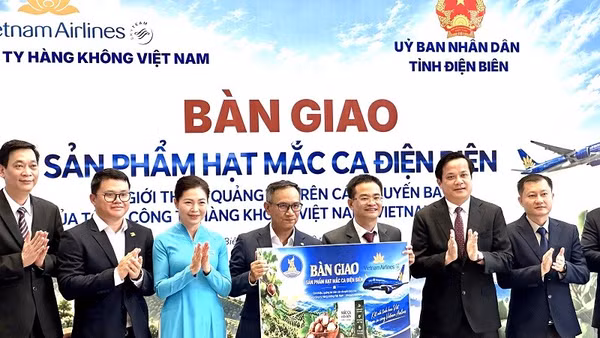 Đồng chí Lò Văn Cương, Phó Chủ tịch Ủy ban nhân dân tỉnh Điện Biên cùng đại diện lãnh đạo các sở, ngành địa phương chứng kiến lễ bàn giao sản phẩm nhân hạt mắc-ca Điện Biên cho Tổng Công ty Hàng không Việt Nam. (Ảnh: LÊ LAN)