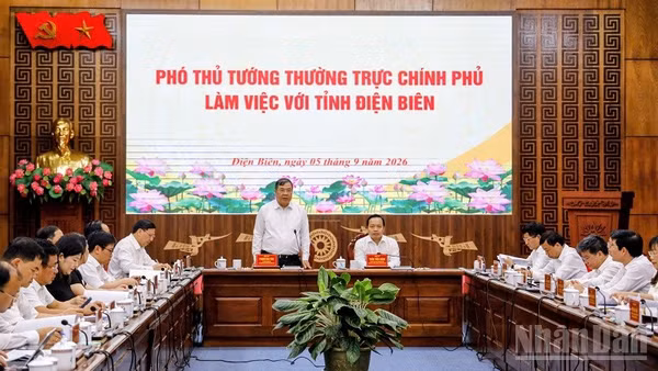 Đồng chí Phạm Gia Túc, Ủy viên Bộ Chính trị, Phó Thủ tướng Thường trực Chính phủ phát biểu tại buổi làm việc với tỉnh Điện Biên. (Ảnh: LÊ LAN)