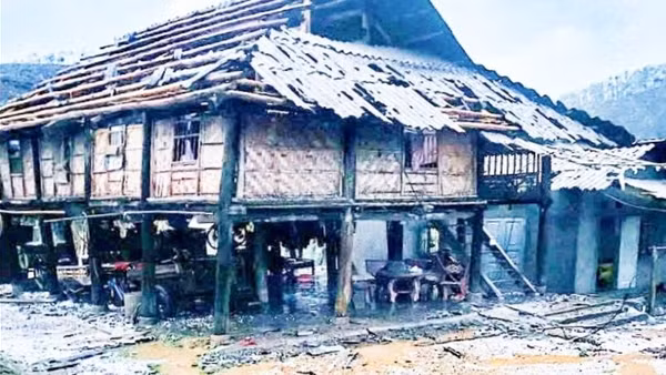 Nhà dân ở xã Yên Trạch bị tốc mái.