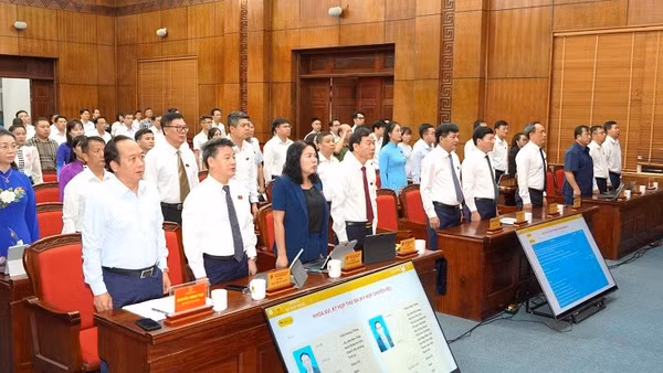 Đại biểu Hội đồng nhân dân tỉnh Điện Biên chào cờ trong chương trình khai mạc Kỳ họp thứ 3, được tổ chức ngày 29/6.
