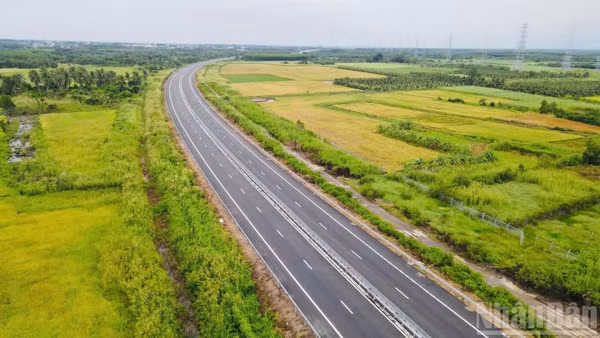 Cao tốc Bến Lức-Long Thành kết nối giao thông Đông Nam Bộ với Tây Nam Bộ. (Ảnh: THIÊN VƯƠNG)