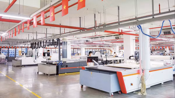 Máy cắt lập trình tự động trong lĩnh vực dệt may. (Ảnh: HOÀNG ANH)