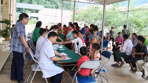 Cán bộ y tế Điện Biên khám bệnh miễn phí cho nhân dân tại điểm trạm y tế Lao Xả Phình, xã Sín Chải.