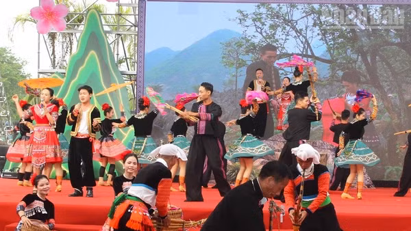 Tiết mục hát-múa "Mùa xuân về" của đoàn diễn viên, nghệ nhân tỉnh Điện Biên thực hiện. (Ảnh: LÊ LAN)