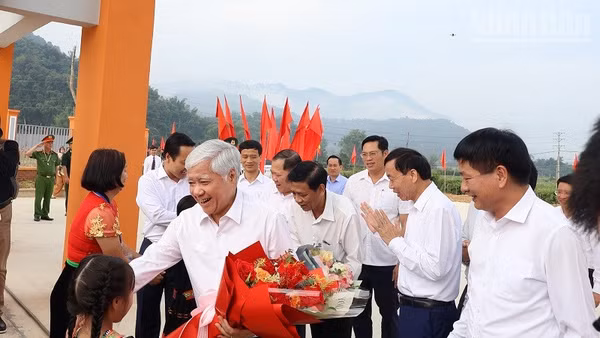 Cô và trò Trường phổ thông nội trú tiểu học-trung học cơ sở Sam Mứn vui mừng được đón đồng chí Đỗ Văn Chiến, Ủy viên Bộ Chính trị, Phó Chủ tịch Thường trực Quốc hội về thăm. (Ảnh: LÊ LAN)