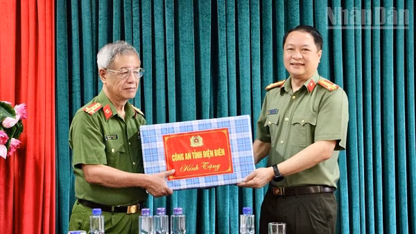 Đại tá Lù Minh Phương, Phó Giám đốc Công an tỉnh Điện Biên trao quà, động viên các đồng chí nguyên lãnh đạo Công an tỉnh Điện Biên hiện tham gia Hội Cựu Công an nhân dân tỉnh Điện Biên. (Ảnh: LÊ LAN)