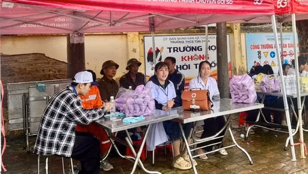 Cán bộ Trung tâm Y tế Tủa Chùa trực, bảo đảm y tế tại điểm thi trên địa bàn xã Tủa Chùa. 