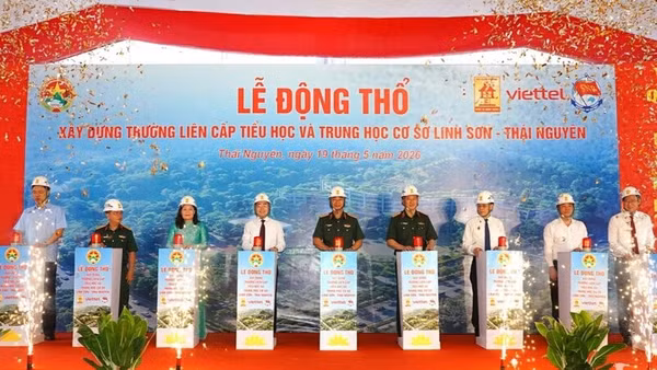Các đại biểu thực hiện nghi thức động thổ xây dựng Trường liên cấp tiểu học và trung học cơ sở Linh Sơn.