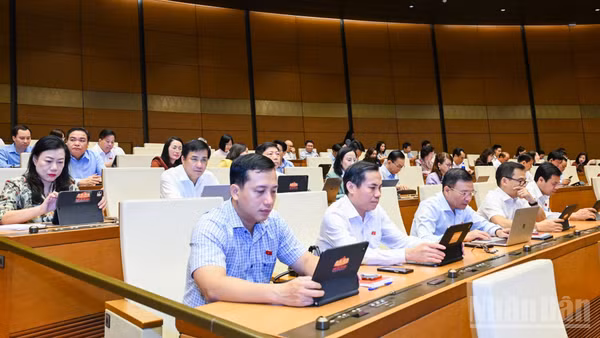 Quốc hội họp phiên toàn thể tại hội trường. (Ảnh: DUY LINH)