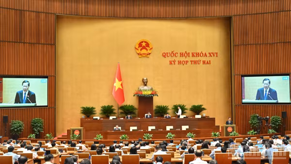 Quốc hội làm việc tại hội trường nghe Tờ trình và Báo cáo thẩm tra dự án Luật Kinh doanh bất động sản (sửa đổi). (Ảnh: DUY LINH)
