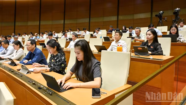 Quốc hội làm việc tại hội trường nghe Tờ trình và Báo cáo thẩm tra về Dự án Luật sửa đổi, bổ sung một số điều của Luật Bảo vệ môi trường. (Ảnh: THỦY NGUYÊN)
