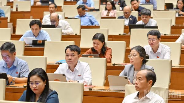 Quốc hội làm việc tại hội trường, nghe Tờ trình và Báo cáo thẩm tra dự án Luật Định danh và xác thực điện tử. (Ảnh: THỦY NGUYÊN)