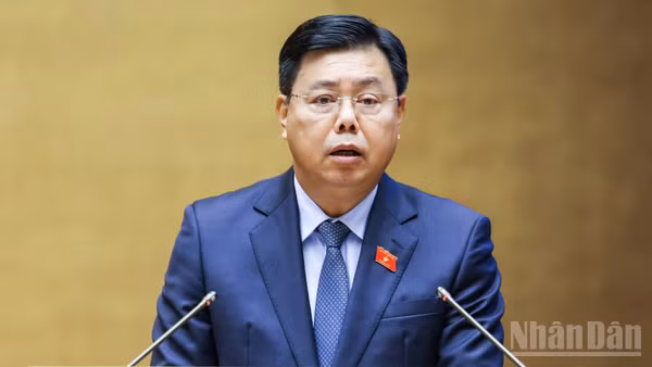 Bộ trưởng Nội vụ Nguyễn Tiến Hải trình bày Tờ trình. (Ảnh: DUY LINH)