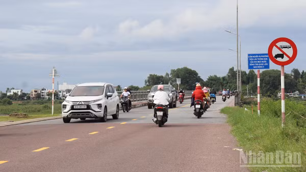 Từ lúc 14 giờ ngày 18/10, cơ quan chức năng sẽ đóng cầu Trà Khúc 1 (cũ) để thi công dự án cầu Trà Khúc 1. (Ảnh: HIỂN CỪ)