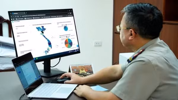 Thông qua trợ lý AI tại Trung tâm Giám sát, Điều hành thông minh Hệ thống thi hành án dân sự, lãnh đạo có thể theo dõi tiến độ xử lý ngay trên một màn hình điều hành tập trung. (Ảnh: TP)