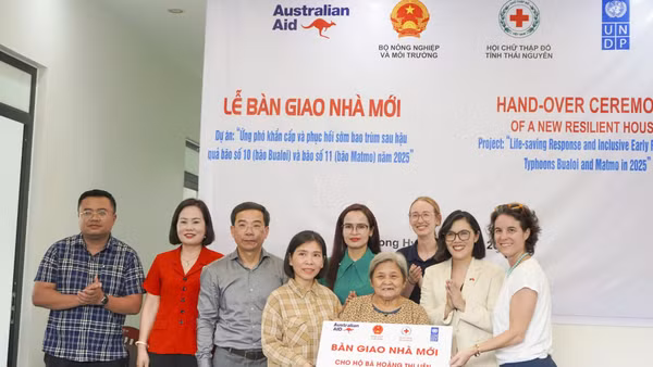 Bàn giao ngôi nhà có khả năng chống chịu thiên tai cho bà Hoàng Thị Liên ở xã Đồng Hỷ, Thái Nguyên. (Ảnh: UNDP)
