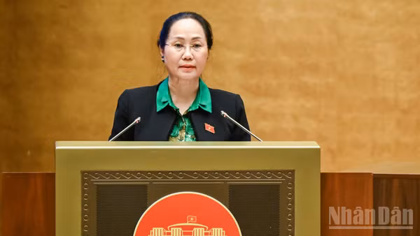 Bộ trưởng Văn hóa, Thể thao và Du lịch Lâm Thị Phương Thanh trình bày Tờ trình về dự án Luật sửa đổi, bổ sung một số điều của Luật Thể dục, thể thao, Luật Du lịch, Luật Thư viện, Luật Điện ảnh, Luật Di sản văn hóa, Luật Quảng cáo, Luật Báo chí. (Ảnh: DUY LINH)