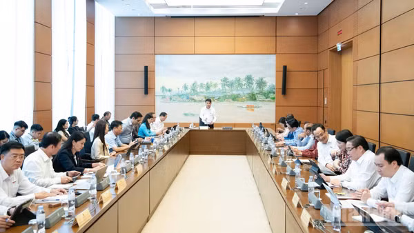 Các đại biểu Quốc hội thảo luận tại tổ. (Ảnh: DUY LINH)