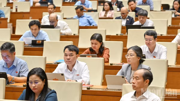 Quốc hội họp phiên toàn thể tại hội trường. (Ảnh: THỦY NGUYÊN)