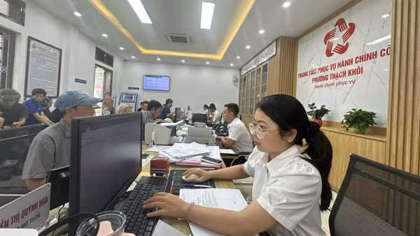 Người dân đến làm thủ tục hành chính tại Trung tâm phục vụ hành chính công phường Thạch Khôi, thành phố Hải Phòng. (Ảnh: TL)