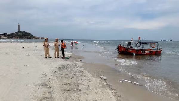 Cảnh sát giao thông kiểm tra giấy tờ các phương tiện chở du khách qua ngọn Hải đăng Kê Gà. (Ảnh: LINH TRẦN)