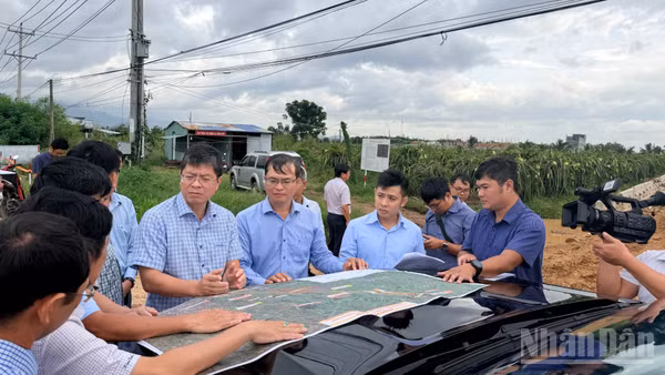 Lãnh đạo Ủy ban nhân dân tỉnh Lâm Đồng kiểm tra dự án khu tái định cư.