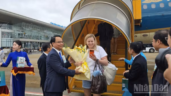 Lãnh đạo tỉnh Lâm Đồng tặng hoa cho du khách. (Ảnh: MAI VĂN BẢO)