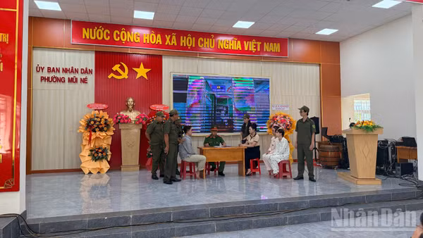Tiểu phẩm trong Ngày hội "Toàn dân bảo vệ an ninh Tổ quốc". (Ảnh: THANH HẢI)