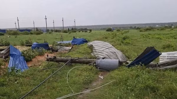 Nhiều mái tôn trên địa bàn xã Hàm Thuận Nam bị thổi bay. (Ảnh: Hà Trâm)