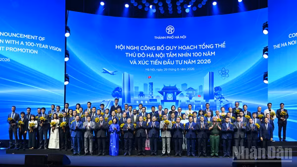 Chủ tịch Quốc hội Trần Thanh Mẫn cùng các đồng chí lãnh đạo Đảng, Nhà nước, thành phố Hà Nội với các doanh nghiệp, nhà đầu tư, đối tác tiêu biểu trong nước và quốc tế.