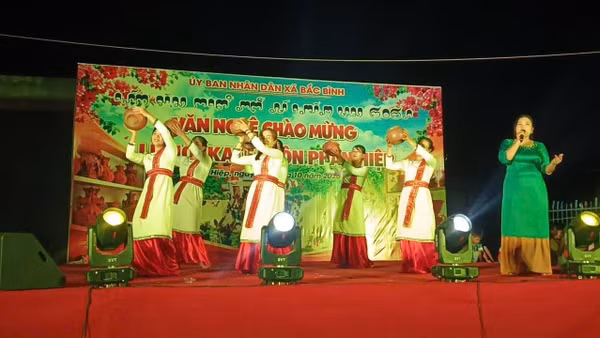 Các tiết mục văn nghệ tổ chức tại thôn Phan Hòa. (Ảnh: QUANG VINH)