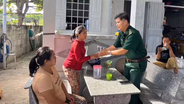 Bộ đội Biên phòng đến nhà thuyền viên thăm hỏi. (Ảnh: CTV)