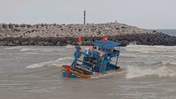 Tàu cá chìm ngoài biển. (Ảnh: CTV)
