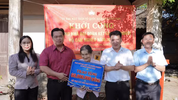 Lãnh đạo xã khởi công xây dựng nhà cho người có hoàn cảnh khó khăn. (Ảnh: VÂN NAM)