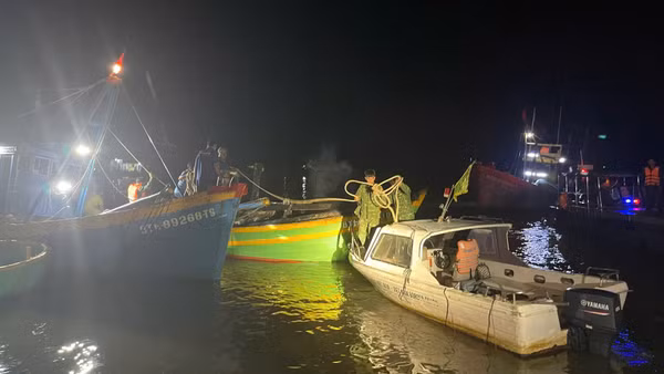 Các lực lượng biên phòng đang lai dắt tàu cá vào bờ. (Ảnh: Bộ đội Biên phòng cung cấp)